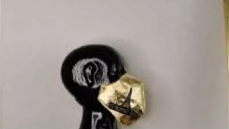 صانع أحذية شهير يدعم الاطباء بكمامة من ذهب