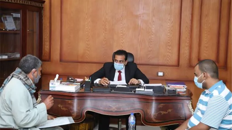 نائب محافظ قنا يواصل استقباله للمواطنين لبحث شكاواهم.. بالصور