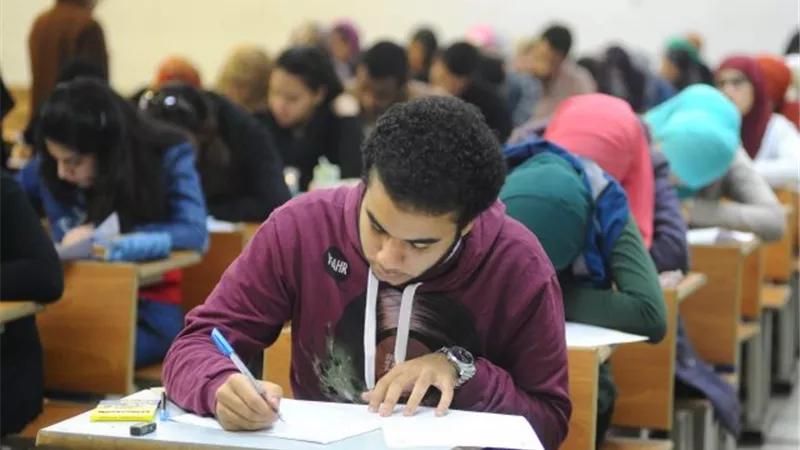 ابرزها الازدحام والمصافحة..ممارسات تصيب طلاب الثانوية العامة بكورونا