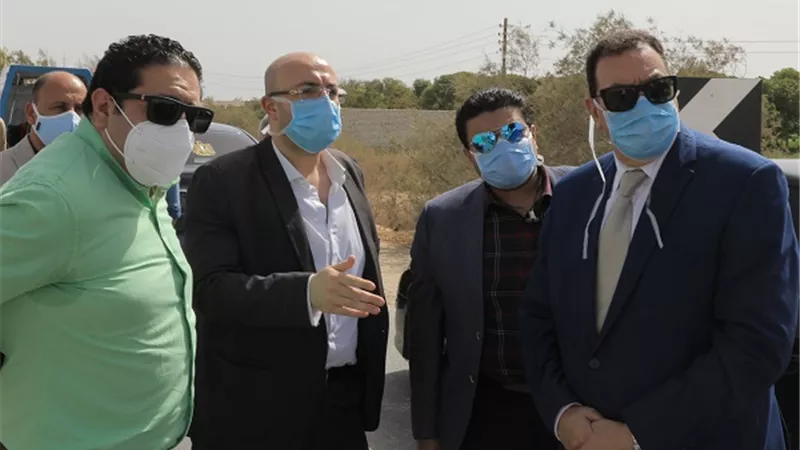 محافظ بني سويف يبدي استياءه من تكرار الإشغالات والتعديات على جانبي الطريق