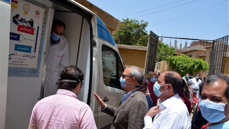 محافظ القليوبية يتفقد اعمال القافلة الطبية للكشف وصرف الادوية