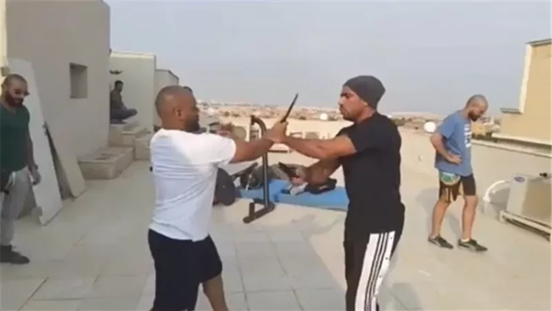 سكين مقابل سكين.. أحمد العوضى يشوق جمهوره بفيديو من كواليس 