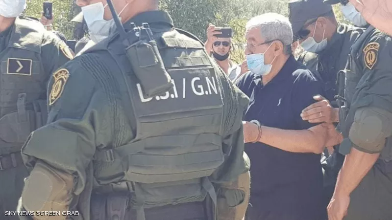 القضاء الجزائري يسمح لأويحيى حضور جنازة شقيقه مكبلا بالأصفاد