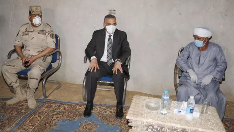 محافظ سوهاج يؤدي واجب العزاء لأسرة الشهيد 