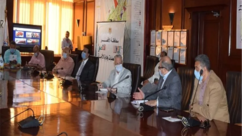 محافظ الأقصر يلتقى وفد وزارة النقل لبحث خطط ومشروعات الطرق