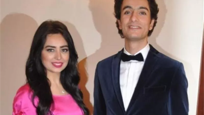 زوج هبة مجدى يغنى للراحل عامر منيب.. شاهد