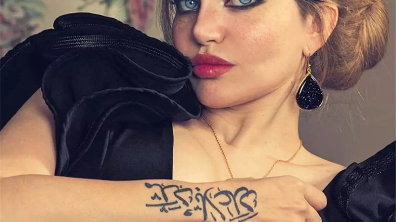بالأسود ..ياسمين الخطيب تتألق في أحدث جلسة تصوير ..صور