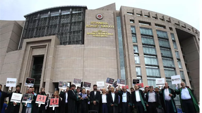 محامو تركيا يدخلون في اعتصام مفتوح احتجاجا على سياسات اردوغان الديكتاتورية للسيطرة على النقابات