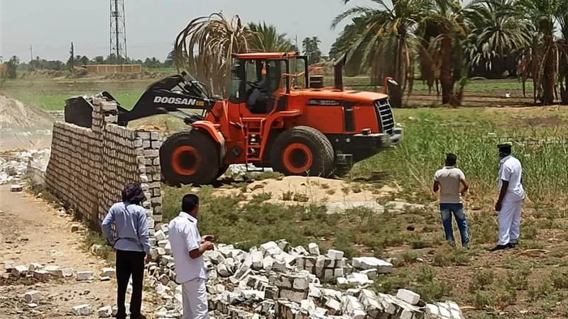 إزالة 30 حالة تعدى اليوم على الأراضى أملاك الدولة بأسوان