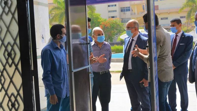 طلاب هندسة الزقازيق يبتكرون بوابة تعقيم متميزة لمواجهة جائحة كورونا