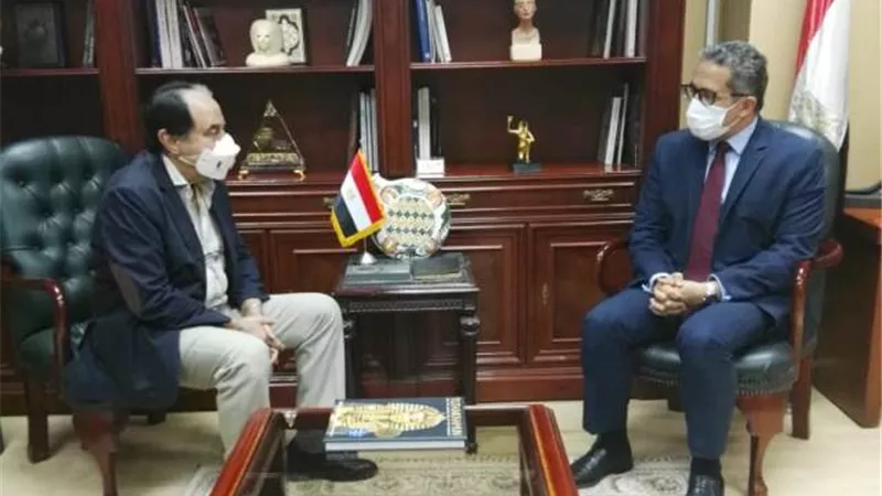 العناني يخطر المصري بقرار إعادة تشغيل المطاعم بنسبة ٢٥٪