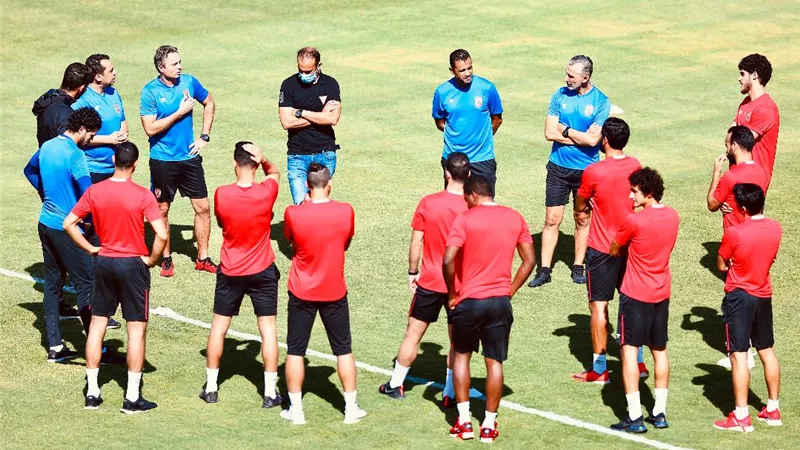 سيزا يجتمع بلاعبي الأهلي قبل انطلاق المران