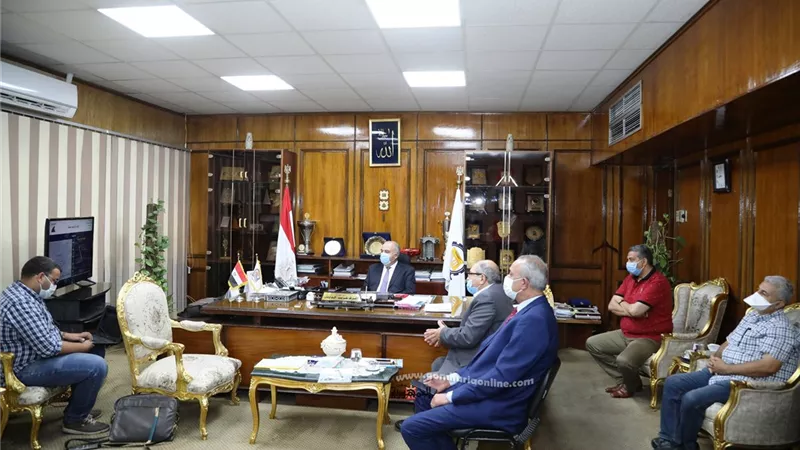 محافظ قنا يلتقي بممثلي الشركة المصرية للصيانة الذاتية للطرق