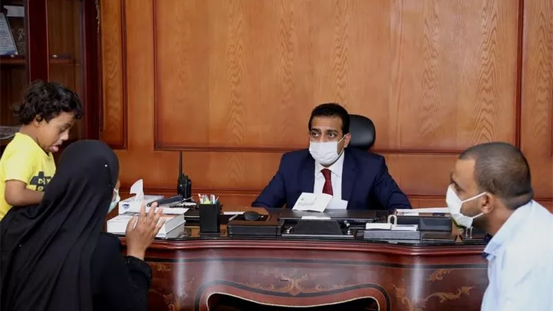 نائب محافظ قنا يستقبل المواطنين لبحث شكاواهم
