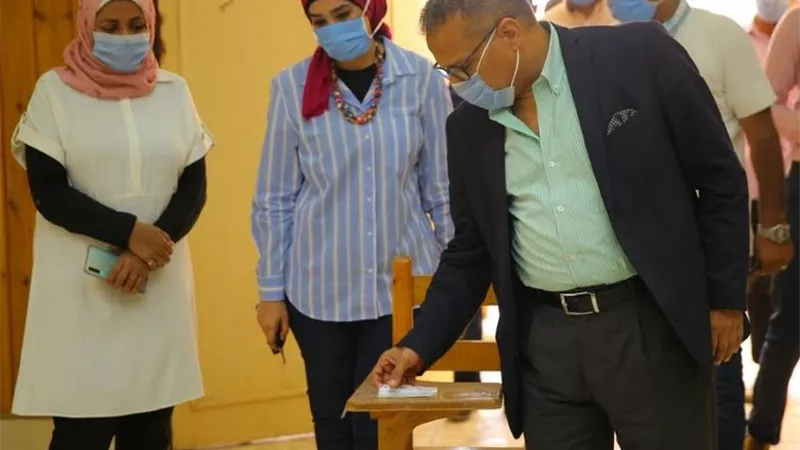 رئيس جامعة الأقصر يتفقد الإجراءات الاحترازية لإمتحانات طلاب السنوات النهائية