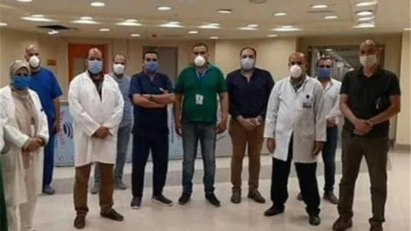 مستشفى الإسماعيلية العام تودع 9 متعافين من كورونا بالورود والشيكولاته