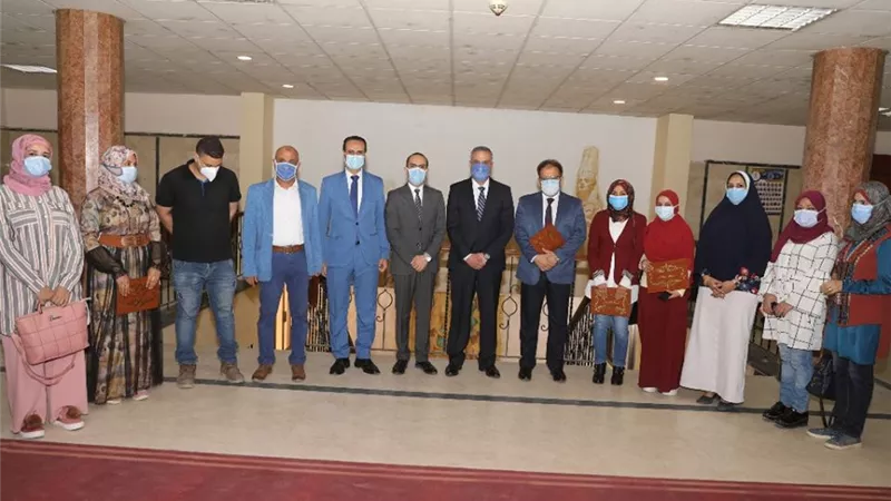 محافظ سوهاج يكرم 6 من العاملين في القطاع الطبي