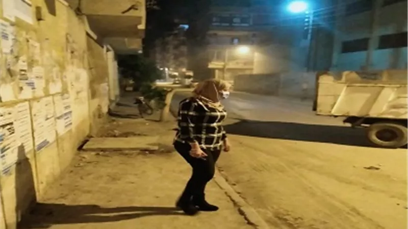 رئيسة حى ثان الزقازيق تشرف بنفسها على اعمال النظافة أمام لجان امتحانات الثانوية