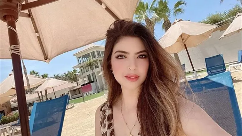 شاهد .. ميرنا جميل تبرز جمالها بإطلالة صيفية ساحرة