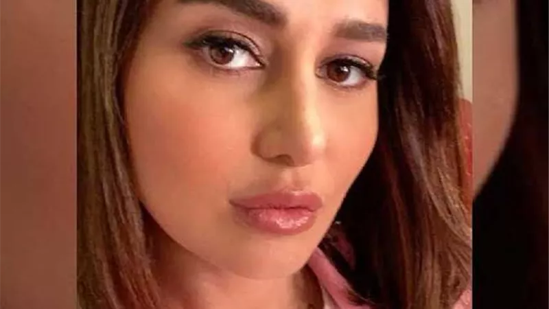 حلا شيحة تغنى للعندليب 