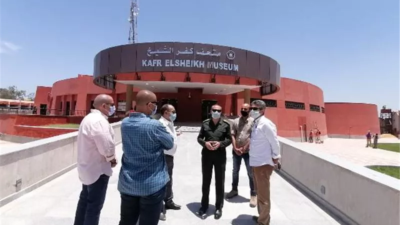بالصور .. وزيري يتابع اللمسات الأخيرة لسيناريو العرض المتحفي لمتحف كفر الشيخ