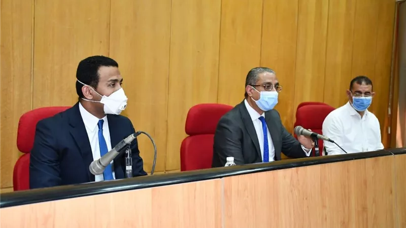 محافظ الفيوم يبحث مشكلات المنطقة الصناعية بكوم أوشيم