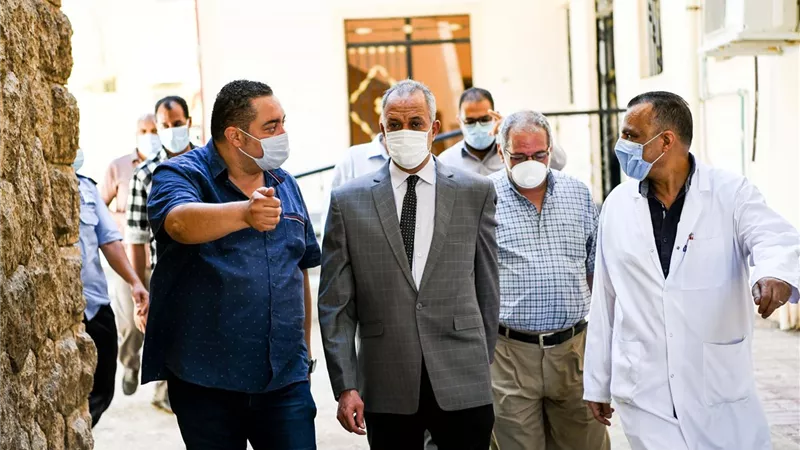 السكرتير العام يتفقد مستشفى الحميات بمدينة قنا