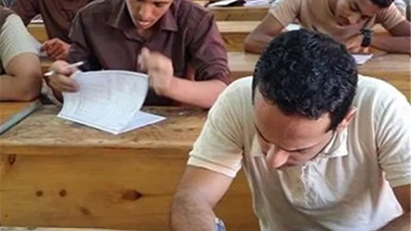 ضبط طالب بالعبور لقيامه بتسريب إمتحان اللغة الإنجليزية