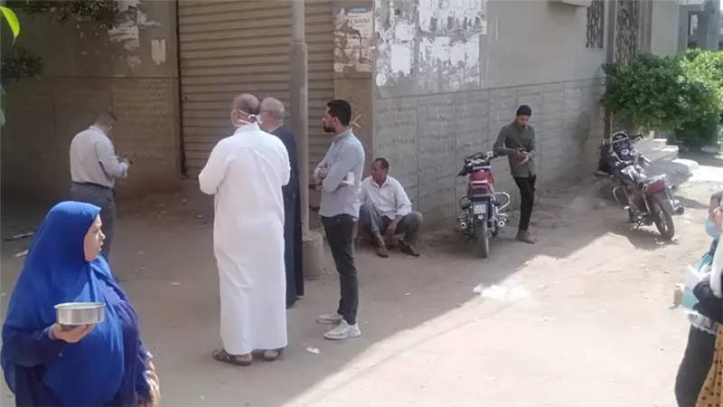 بالرغم من التحذيرات إصرار أولياء الأمور علي الإنتظار أمام اللجان بالقليوبية