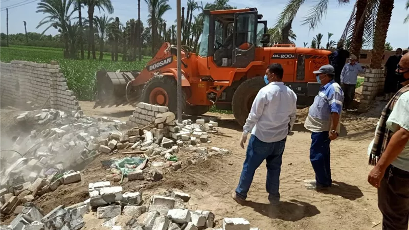 حملات مكثفة لإزالة مخالفات البناء والتعديات بمراكز أسيوط