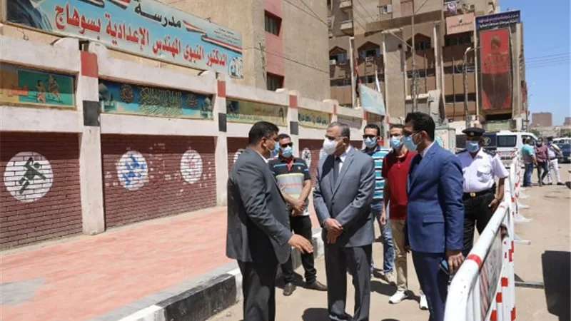 محافظ سوهاج يتفقد محيط لجان الثانوية العامة .. ويطمئن على انتظام سير الامتحانات