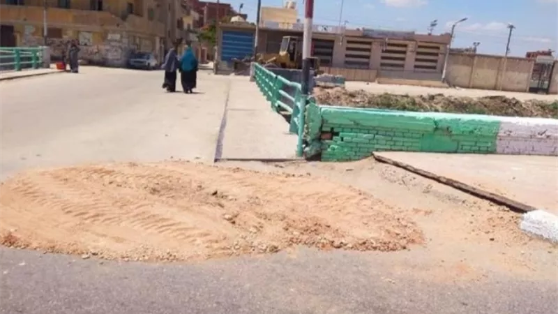 رفع الأسلاك الكهربائية بالطريق السريع بمدخل ابوحماد ومعالجة هبوط لجزء من الاسفلت امام كوبرى الساحة