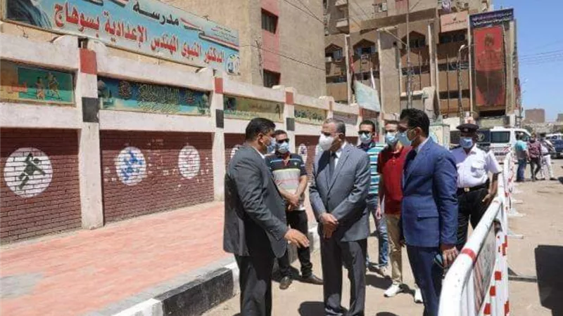 محافظ سوهاج يتفقد محيط لجان الثانوية العامة .. ويطمئن على انتظام سير الامتحانات