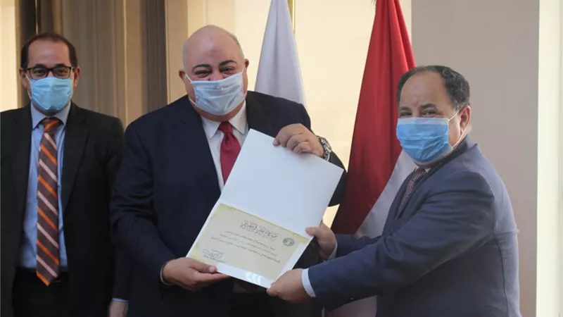 وزير المالية يُكَّرم وحدة عمل «إدارة الدين العام»
