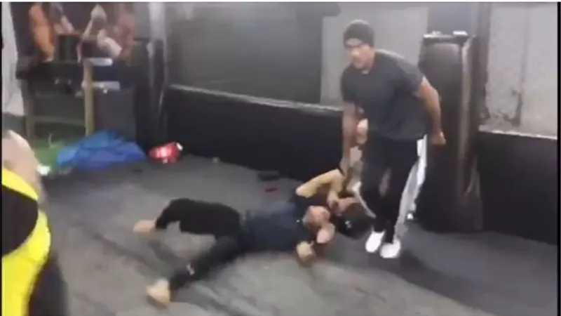 أحمد العوضى يشوق جمهوره بفيديو لمشاهد الأكشن من بروفات 