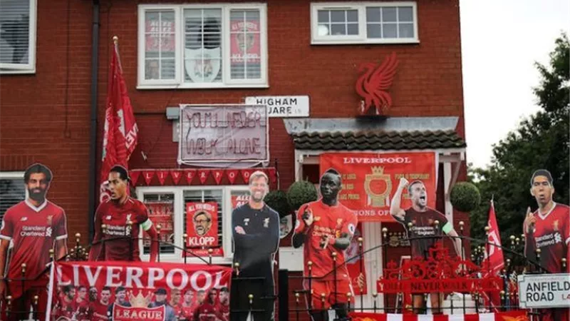 متحدين كورونا.. بالفيديو.. جماهير ليفربول تحتفل بالتتويج بالدوري الإنجليزى بـ«الشماريخ»