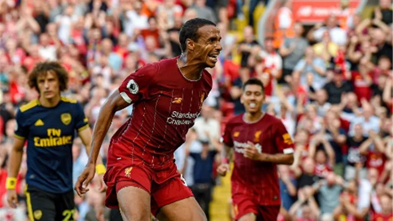 احتفالات صاخبة للاعبي ليفربول بعد التتويج بالدوري الإنجليزي (فيديو)