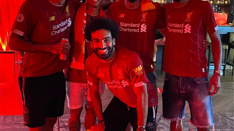 أول تعليق من محمد صلاح بعد التتويج ببطولة الدورى الإنجليزى.. والجماهير تهتف بإسمه أمام الإنفيلد .. فيديـــو
