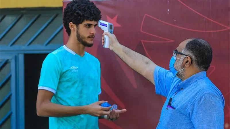 طبيب الاهلى يواصل اجراءاته الاحترازية مع اللاعبين
