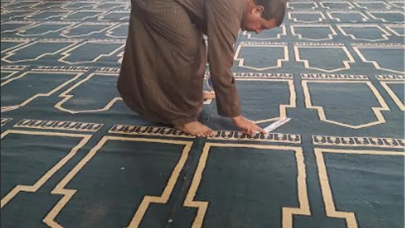 حركة هائلة بمساجد كفرالشيخ للتعقيم ووضع العلامات لتحديد صفوف المصلين