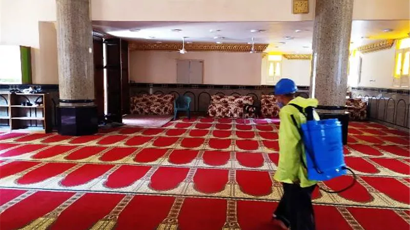 حملات مكثفة لتطهير المساجد والكنائس بالبحيرة.. بالصور