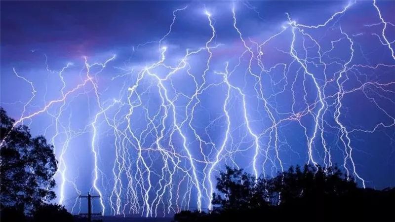 صواعق تتسبب بمقتل أكثر من 100 شخص.. فيديو