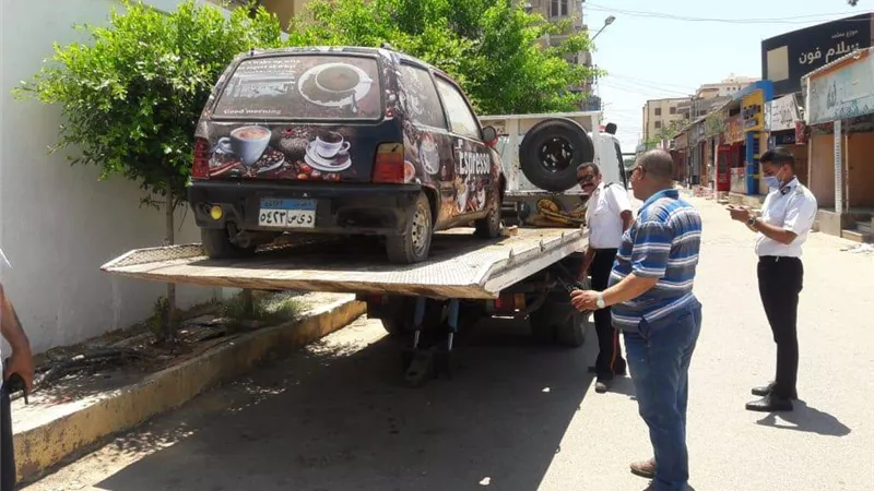 التحفظ علي سيارة ومصادرتها لبيعها عصائر مجهولة الهوية بدون ترخيص أمام الحامعة