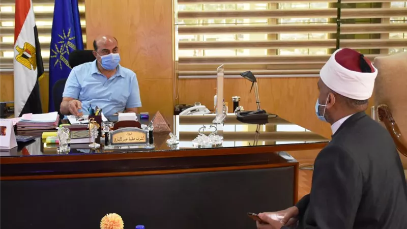 محافظ أسوان يستعرض خطة مديرية الأوقاف لفتح المساجد ويناشد المصليين بالإلتزام بالإجراءات الوقائية والإحترازية