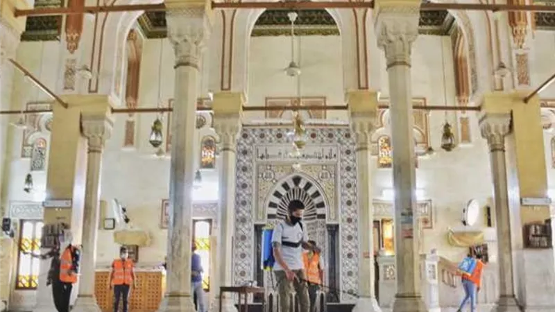 تطهير وتعقيم المساجد بالتعاون بين 