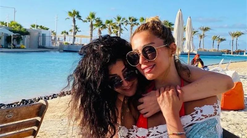 شاهد .. غادة عبدالرازق تبهر متابعيها بظهورها الرائع على البحر ..صور