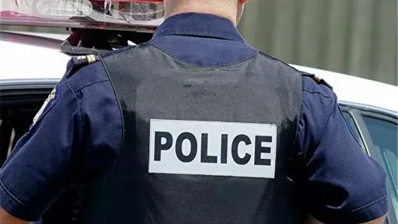 شاهد ..امرأة تخلع قناعها وتسعل في وجه طفل والشرطة تفتح تحقيق