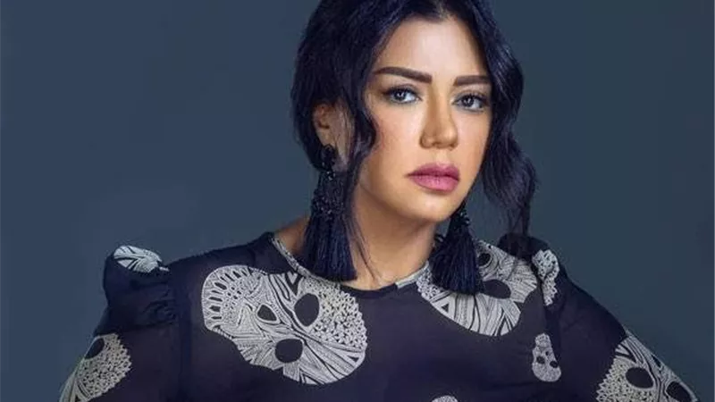 رانيا يوسف تخطف الأنظار بكاش مايوه 