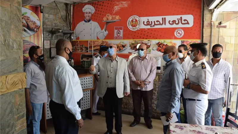 محافظ الأقصر يتابع الإجراءات الإحترازية بعدد من المقاهى والكافيتيريات
