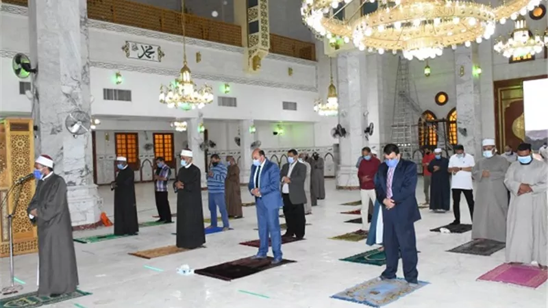 محافظ أسوان يؤدى صلاة المغرب فى المسجد الجامع